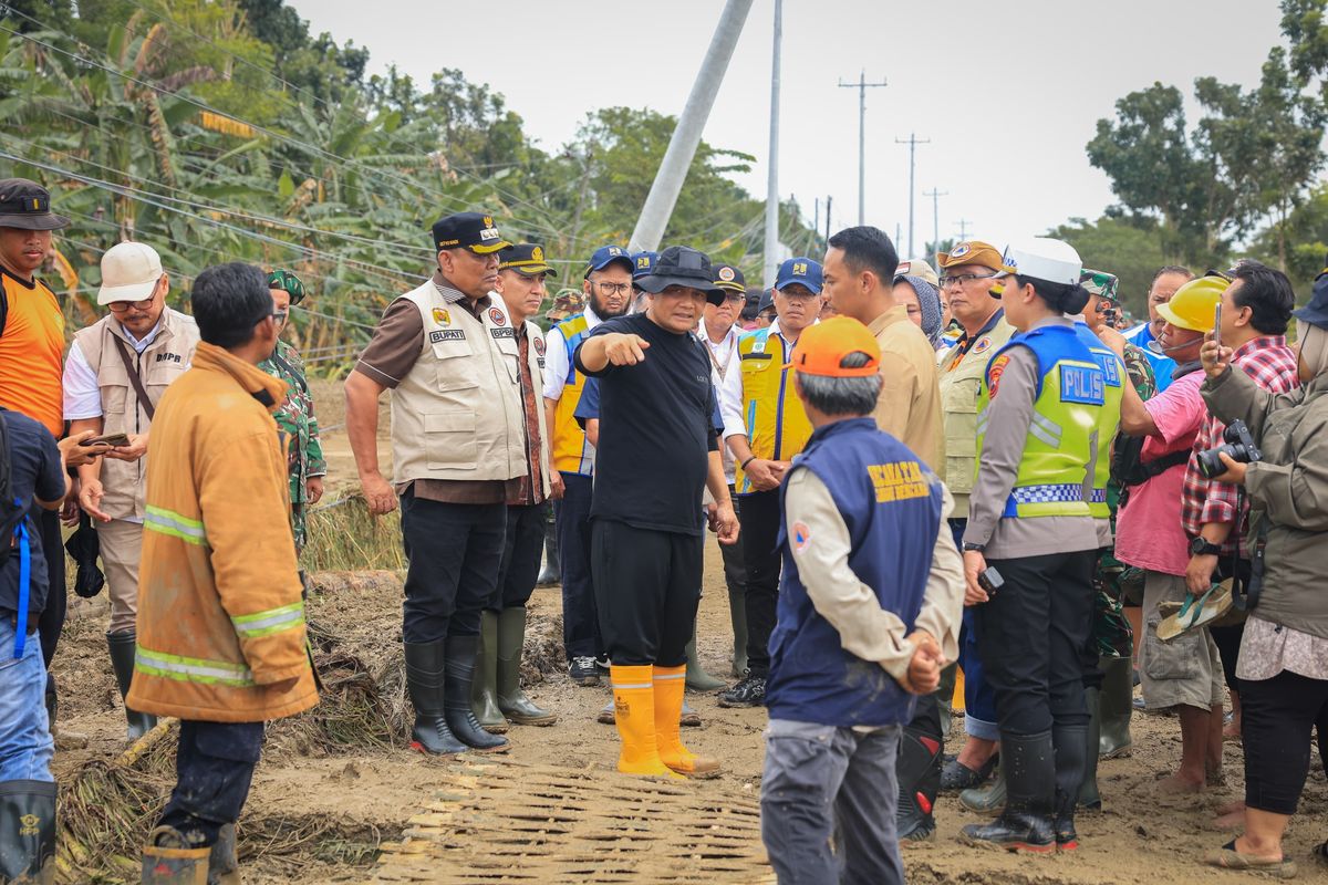 Gubernur Jawa Tengah (Jateng) Ahmad Luthfi saat meninjau lokasi tanggul Sungai Tuntang yang jebol di Desa Tinanding, Kecamatan Godong, Kabupaten Grobogan, Selasa (17/2/2026). 