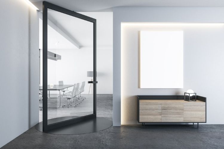 Ilustrasi pintu ayun dengan material kaca di dalam rumah minimalis