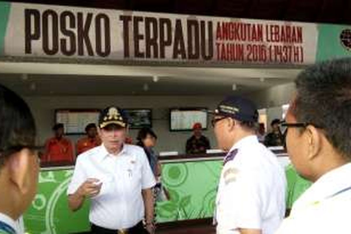 Menteri Perhubungan, Ignasius Jonan saat pantau Posko Terpadu di Bandara Ngurah Rai, Sabtu(25/6/2016)