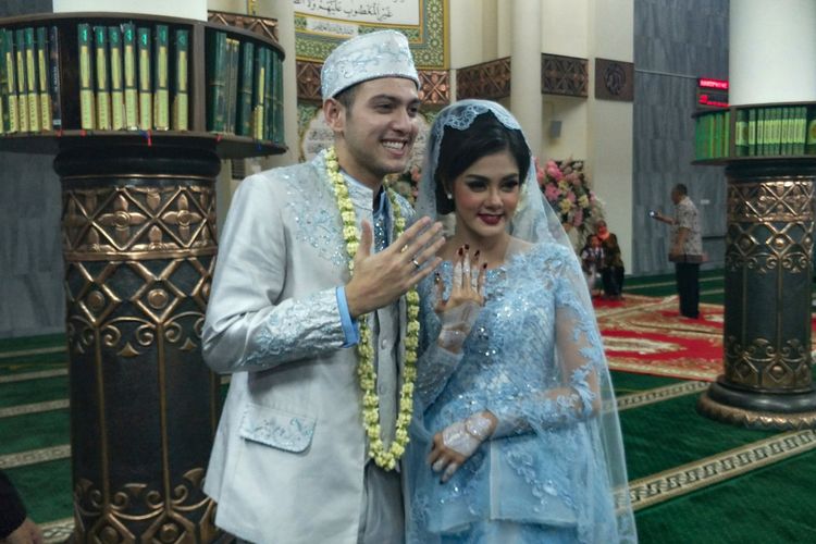 Artis sinetron Rifky Balweel dan Biby Alraen usai dinyatakan sah sebagai suami istri di Masjid Darul Ilmi, PTIK, Jakarta Selatan, Minggu (7/1/2018).