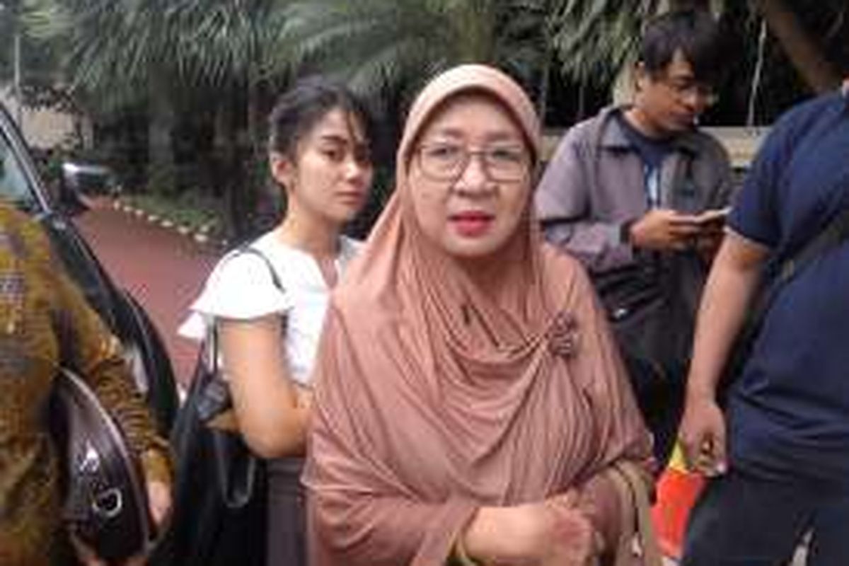 Erna, istri dari Sri Bintang Pamungkas saat di Mapolda Metro Jaya, Senin (5/12/2016).