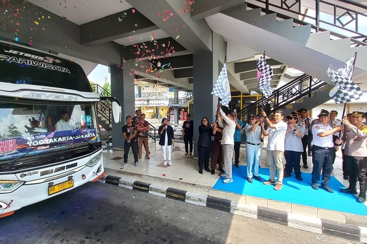 Bus pengangkut arus balik dari Terminal Giwangan Yogyakarta menuju Jakarta saat dilepas oleh Penjabat Wali KOta Yogyakarta dan Kementerian Perhubungan, Senin (15/4/2024)