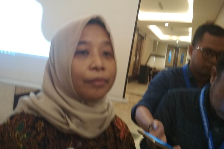 Ketua KPU Sulsel Misnah M Attas saat diwawancara di lokasi rapat pleno rekapitulasi pemilu 2019 tingkat Sulawesi Selatan, di Jalan Perintis Kemerdekaan, Makassar,  Kamis (16/5/2019).