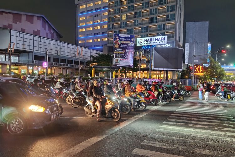 Jalur Kalimalang Bekasi Malam Ini Dipadati Pemudik, Didominasi Sepeda Motor
