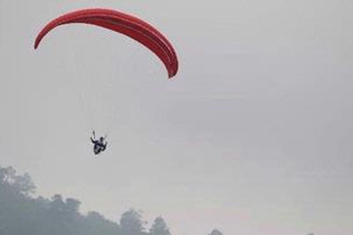 ILUSTRASI - Atlet paralayang SEA Games XXVI/2011 berlatih di kawasan Gunung Mas, Puncak, Kabupaten Bogor, Jawa Barat, Selasa (8/11/2011). Para negara peserta cabang paralayang berlatih sekaligus beradaptasi dengan lingkungan sebelum mulai bertanding pada 12 November mendatang. 