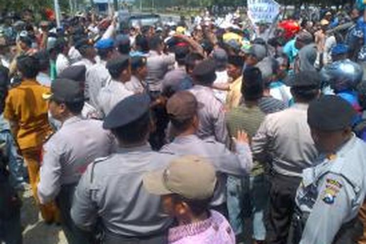 Massa pendukung Muhammad Tamyiz, Caleg PBB Pamekasan, saat bentrok dengan Polisi setelah aksi pelemparan batu. 