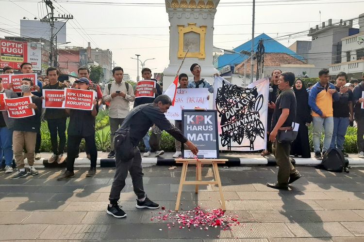 Jaringan Anti Korupsi (JAK) Yogyakarta saat mengelar aksi di Tugu Yogyakarta menolak RUU KPK.