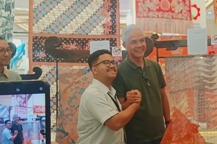 Bakal capres dari PDI Perjuangan Ganjar Pranowo saat mengunjungi pameran hasil kerajinan tangan Ke Internasional Handicraft Trade Fair (Inacraft) on October 2023 di Jakarta Convention Center (JCC), Senayan, Jakarta, Sabtu (7/10/2023). 