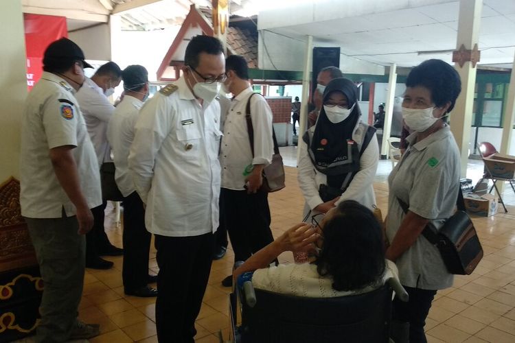 Wakil Walikota Heroe Poerwadi saat meninjau vaksinasi booster di Museum Diponegoro, Rabu (19/1/2022)