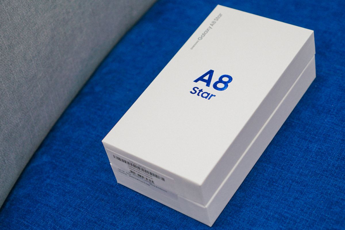 Kotak kemasan Galaxy A8 Star berwarna putih dengan logo Galaxy A8 Star berwarna biru di bagian depan.
