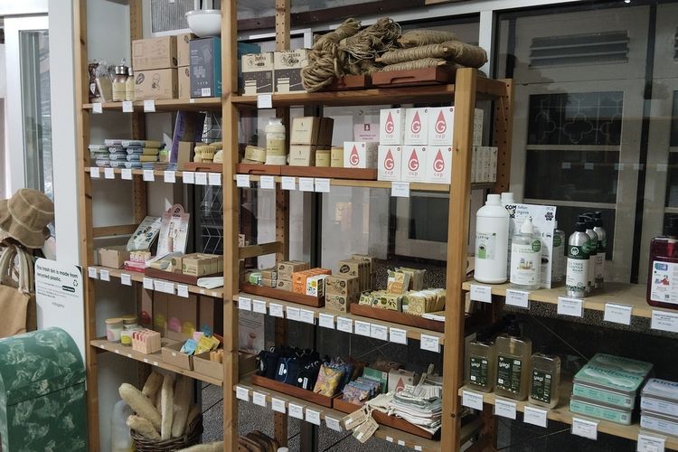 Suasana di Toko Nol Sampah di Jalan Raden Patah, Kota Bandung.