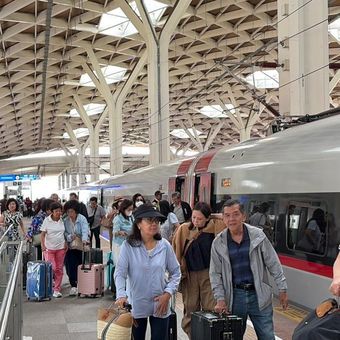 Pergerakan penumpang Kereta Cepat Whoosh seiring memasuki libur Isra Miraj atau libur panjang akhir pekan (long weekend).