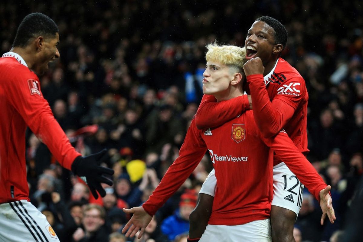 Alejandro Garnacho (tengah) saat melakukan selebrasi usai mencetak gol dalam pertandingan Man United vs West Ham pada putaran kelima Piala FA 2022-2023 di Stadion Old Trafford, Kamis (2/3/2023) dini hari WIB. Duel Man United vs West Ham tuntas dengan skor 3-1. (Foto oleh Lindsey Parnaby / AFP)