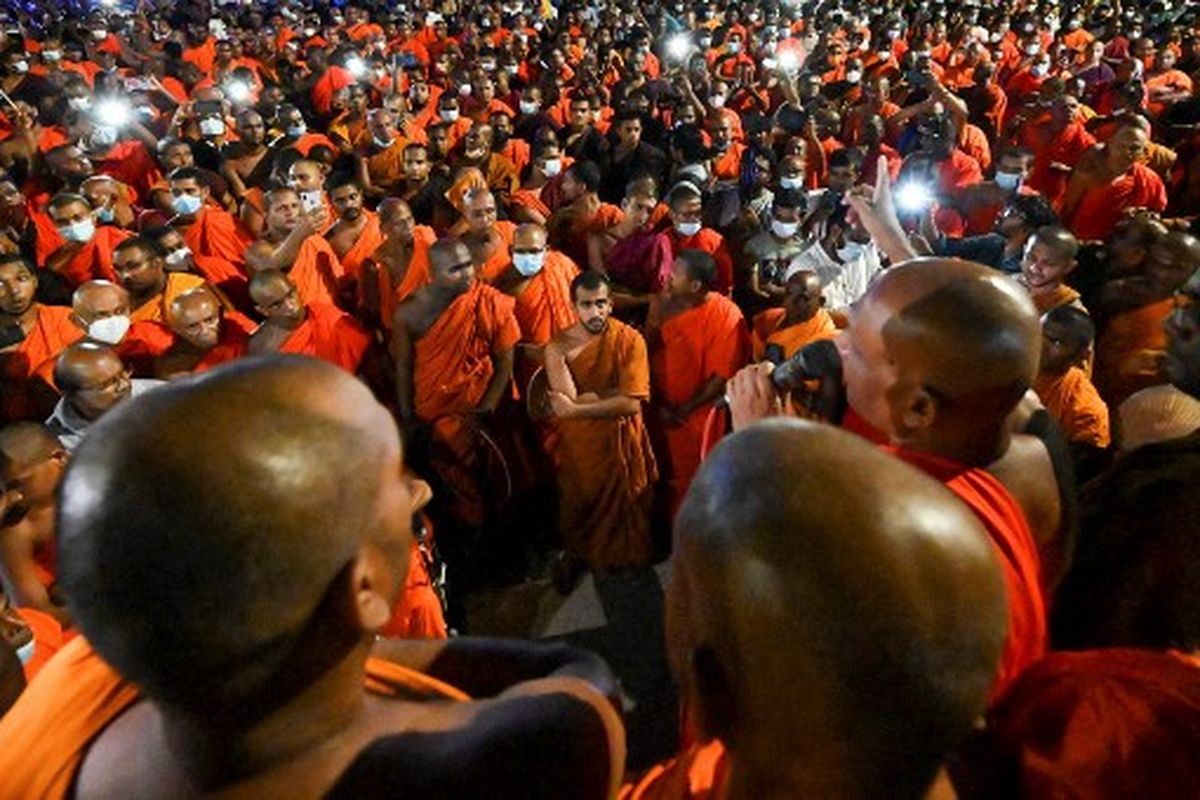Biksu Buddha berpartisipasi dalam demonstrasi anti-pemerintah menuntut pengunduran diri Presiden Gotabaya Rajapaksa atas krisis ekonomi negara yang melumpuhkan, di luar gedung kantor presiden Sri Lanka di Kolombo pada 7 Mei 2022. - Presiden Sri Lanka pada 6 Mei mengumumkan keadaan darurat untuk kedua kalinya waktu dalam lima minggu, memberikan pasukan keamanan kekuatan menyapu di tengah pemogokan nasional oleh demonstran marah yang menyalahkan dia atas krisis ekonomi yang belum pernah terjadi sebelumnya. 