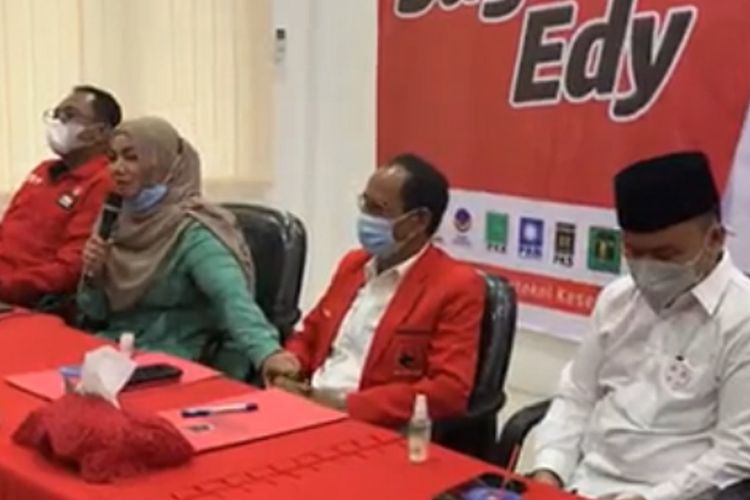 Calon Wakil Bupati Kotawaringin Timur Irawati (berbaju hijau) berbicara dalam konferensi pers yang digelar PDIP Kalteng, Jumat (11/12/2020). Pada Senin (14/12/2020) Irawati mengumumkan dirinya terkonfirmasi positif Covid-19. 
