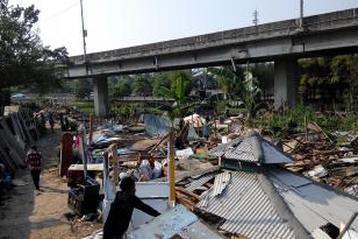 Kondisi bekas bangunan liar di RW 16 Kolong Tol Wiyoto Wiyono, Pejagalan, Penjaringan, Jakarta Utara yang telah rata dengan tanah pascapembongkaran, Kamis (23/7/2015).