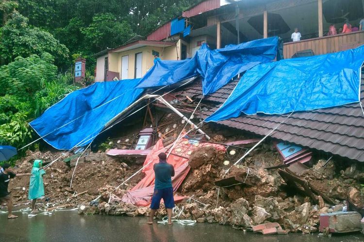 Sebuah kafe di kawasan Karang Panjang Kecamatan Sirimau, Kota Ambon rusak akibat longsor saat hujan deras mengguyur wilayah tersebut, Kamis (15/6/2023)