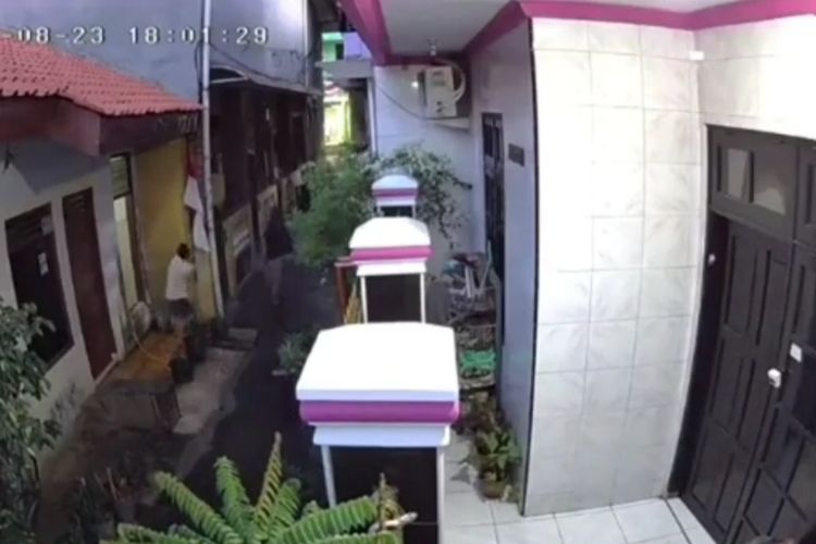 Sebuah video beredar di media sosial, memperlihatkan seorang asisten rumah tangga (ART) dinarasikan dianiaya oleh tetangga di kawasan Pulogadung, Jakarta Timur.