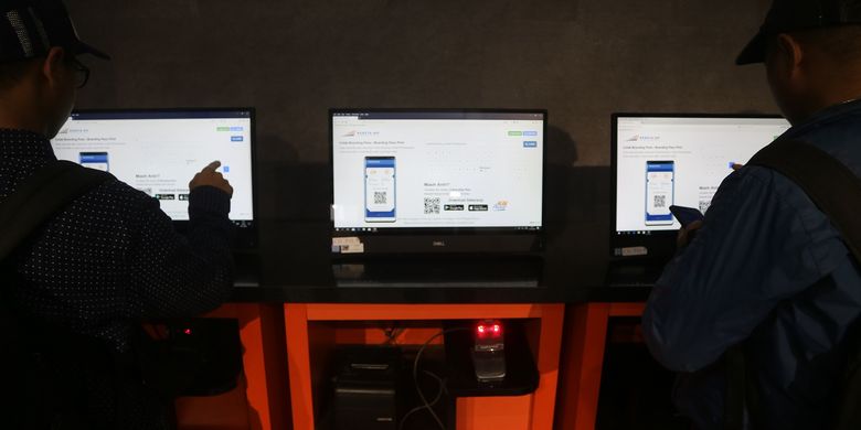 Selain memasukkan kode booking di layar monitor, pengguna jasa kereta api juga bisa mencetak tiket kereta api dengan cara scan bukti pembelian tiket pada alat scan.