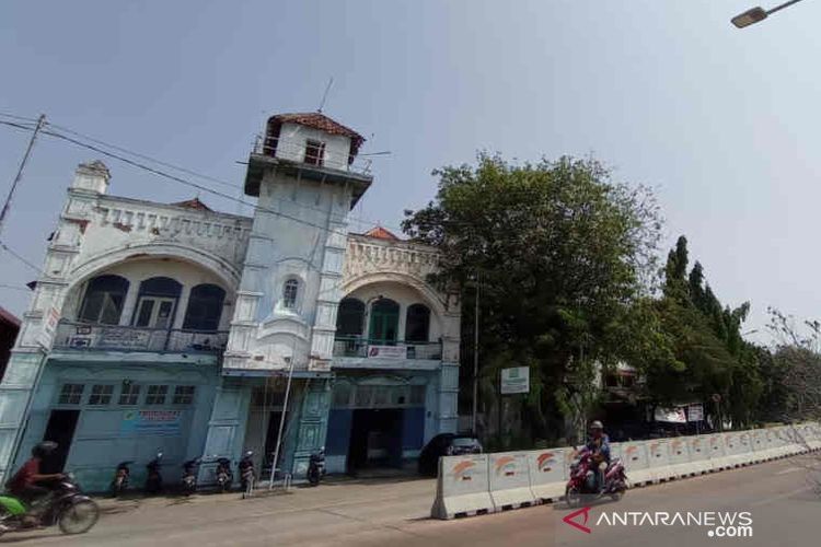 Warga saat melintas di kawasan Pelabuhan Cirebon, Jawa Barat, yang berdiri bangunan sejarah. 