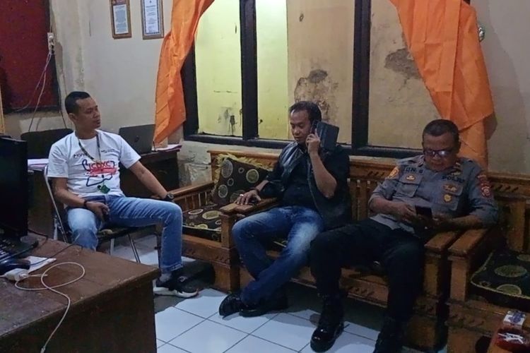 KPAID dan Unit PPA Polres Tasikmalaya saat sedang mendatangi rumah keluarga korban perundungan anak sampai meninggal di Singaparna, Kabupaten Tasikmalaya, Jumat (22/7/2022).