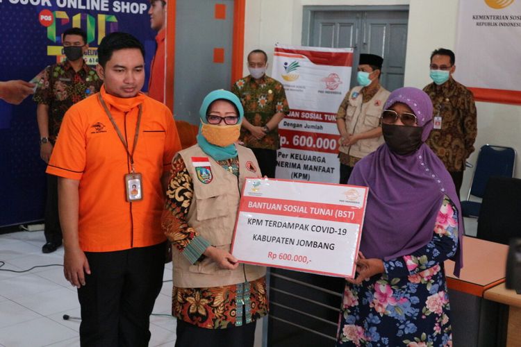Bupati Jombang, Jawa Timur, Mundjidah Wahab (tengah), saat penyaluran BLT dari Kemensos RI kepada warga terdampak pandemi Covid-19, di Kantor Pos Jombang, Selasa (12/5/2020).