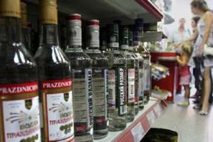 Warga Rusia yang kelas menengah ke bawah di pedesaan sering mengkonsumsi spiritus atau beralih ke alkohol racikan rumah tangga.