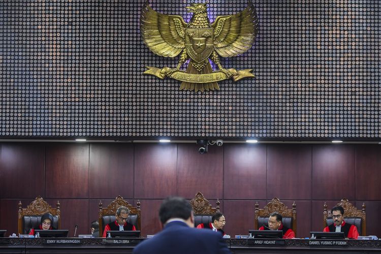 Putusan MK saol cawe-cawe Jokowi pada Pilpres 2024, Ketua Mahkamah Konsitusi Suhartoyo (tengah) didampingi Hakim Konstitusi Enny Nurbaningsih (kiri), Saldi Isra (kedua kiri), Arief Hidayat (kedua kanan), Daniel Yusmic Foekh (kanan), mendengarkan keterangan Menko Perekonomian Airlangga Hartarto saat sidang lanjutan sengketa hasil Pilpres 2024 di Mahkamah Konstitusi, Jakarta, Jumat (5/4/2024). MK memanggil Menko PMK, Menko Perekonomian, Menkeu dan Mensos untuk melakukan pendalaman lebih jauh oleh hakim konstitusi dalam sidang PHPU Pilpres 2024. 