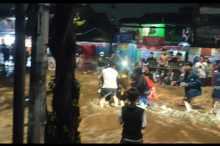 Luapan Kali Baru hek yang memicu banjir dan kemacetan