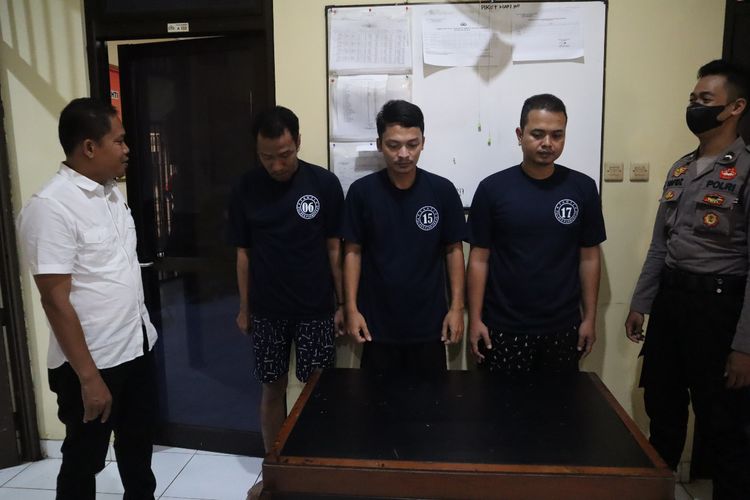  3 warga Purworejo ditangkap Sat Reskrim Polres Purworejo. Mereka ditangkap setelah kedapatan memeras salah seorang pemilik kos hingga jutaan rupiah. 