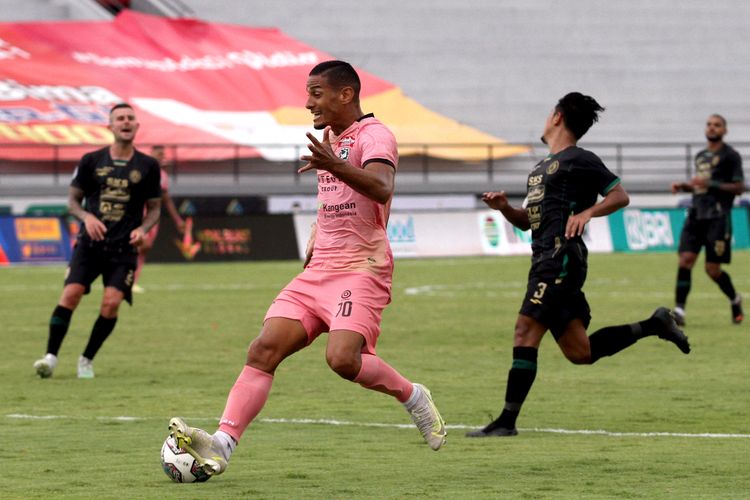 Pemain Madura United Renan Silva menggiring bola pada pertandingan pekan 20 Liga 1 2021-2022 melawan PSS Sleman yang berakhir dengan skor 1-1 di Stadion Kapten I Wayan Dipta Gianyar, Selasa (18/1/2022) sore.