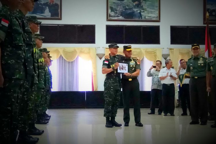 Kepala Staf TNI Angkatan Darat Jenderal TNI Mulyono saat menerima tim tembak TNI AD yang ikut kompetisi Australian Army Skill at Arms Meeting (AASAM) 2017. TNI AD sudah 10 kali menjadi juara umum sejak 2008.