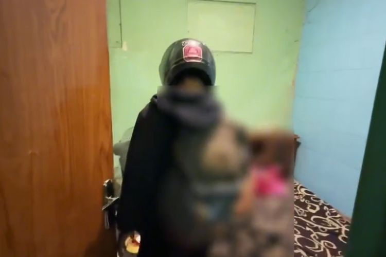 Polisi saat grebek Eks Lokalisasi Gang Dolly Surabaya, Kamis (20/11/2025).