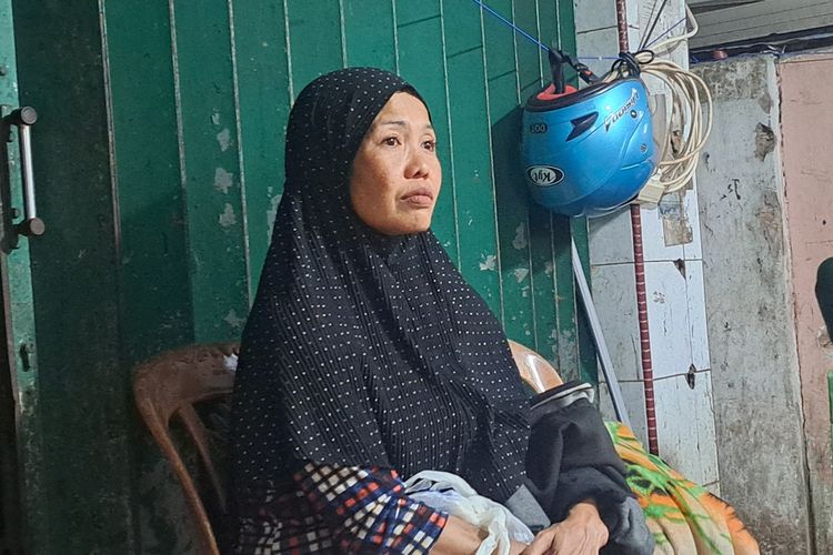 Mantasia (42) istri Almarhum Darmawan (47) yang tewas dianiaya 3 anggota polisi di Makassar, Sulsel