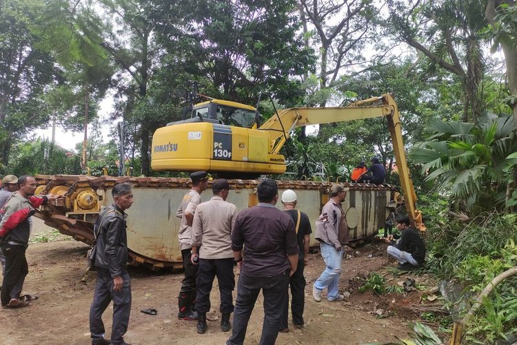 Petugas Tim SAR gabungan menerjunkan alat berat di hari ketiga pencarian mahasiswi IPB yang hilang terseret arus setelah terperosok masuk ke dalam gorong-gorong, Kamis (13/10/2022).