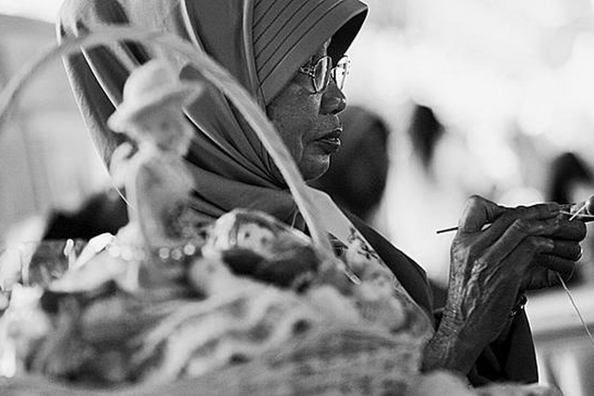 Sudiati (70) menunjukkan kemampuannya membuat kerajinan merajut dari benang wol saat Peringatan Hari Lanjut Usia Nasional tingkat Provinsi Jawa Barat di halaman belakang Gedung Sate, Bandung, Rabu (3/6).