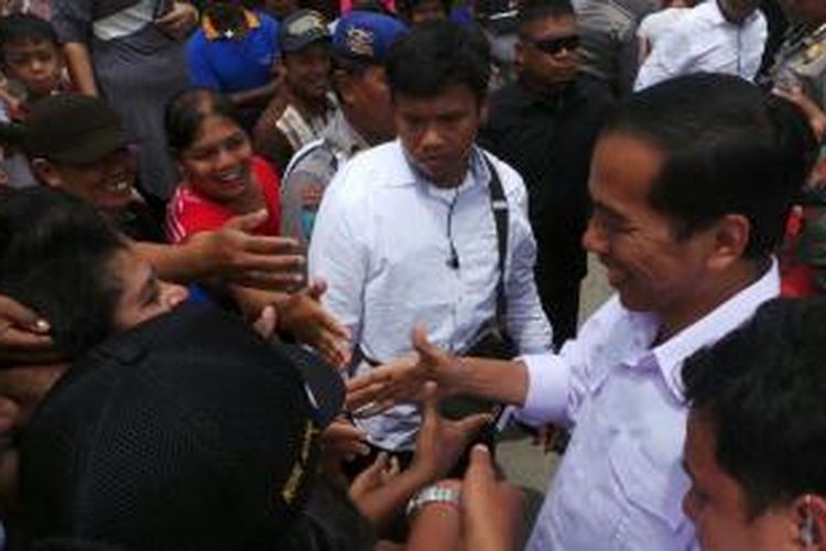 Calon presiden dari PDI  Perjuangan Joko Widodo mendapat sambutan hangat dari warga si Pasar Youtefa, Abepura, Jayapura, Papua, Sabtu (5/4/2014).