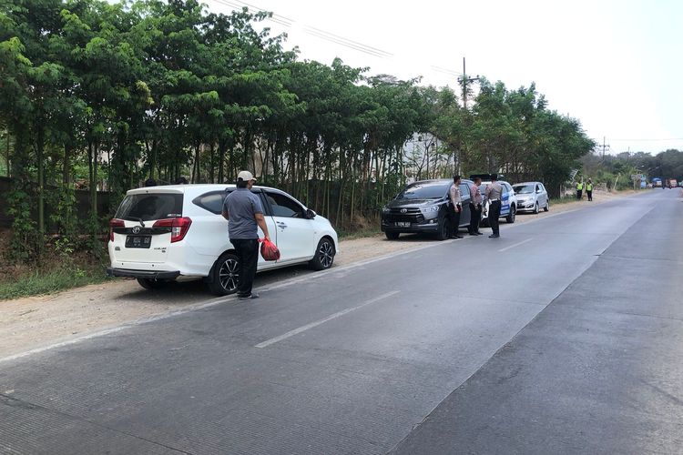 Mobil putih Calya (paling kiri) yang digunakan pelaku dihentikan polisi di Jalur Pantura Dringu, Kabupaten Probolinggo, Jawa Timur. 