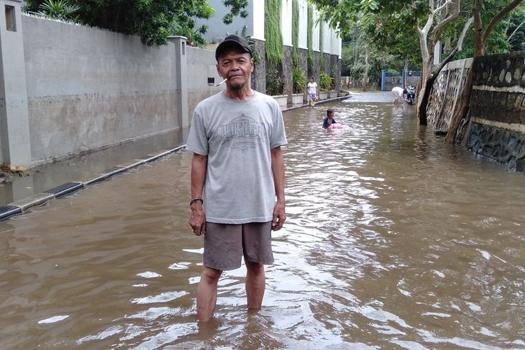 Hery, salah satu warga Kemang Timur V yang dilanda banjir, Kamis (2/1/2020).
