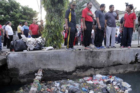 Dapati Drainasi Tertutup Sampah dan Semen, Hendi Geleng-Geleng Kepala