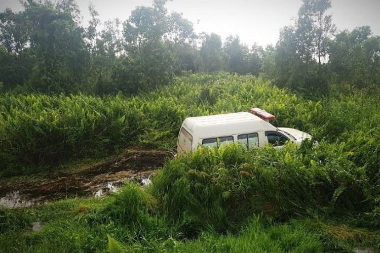 Ambulans bermuatan pasien rapid test positif COVID-19 asal Seruyan masuk ke parit di sisi Jalan Jenderal Sudirman KM 14 di Kotawaringin Timur akibat kecelakaan tunggal, Sabtu (25-4-2020). ANTARA/Norjani