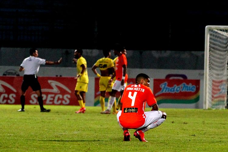 Pemain asing Persija Jakarta Yann Motta jongkok termenung saat pertandingan pekan 11 Liga 1 2021-2022 melawan Barito Putera yang berakhir dengan skor 1-1 di Stadion Moch Soebroto Magelang, Jumat (5/11/2021) malam.