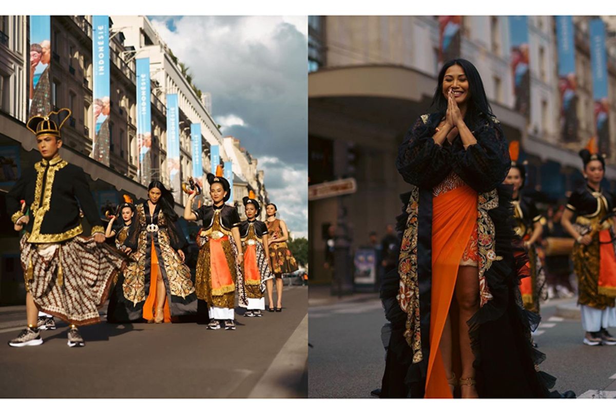 Anggun C Sasmi diiringi gamelan dan 28 penari yang berasal dari Keraton Surakarta tampil dalam pembukaan gelaran Java in Paris di jalanan Rue de Rivoli di Kota Paris, Prancis, Rabu (8/6/2022).  