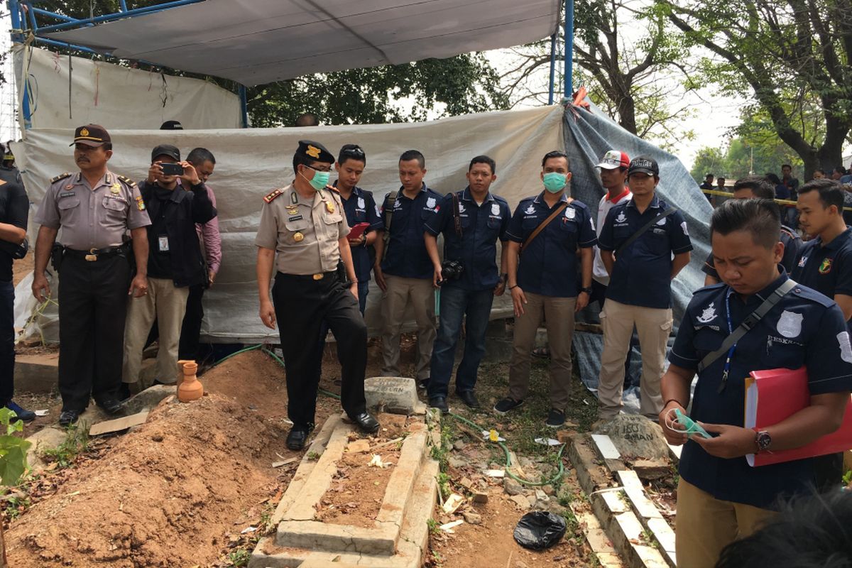 Tim forensik Mabes Polri mulai otopsi Jenazah MA, pria yang dihakimi massa di Bekasi, otopsi di Pemakaman TPU Kedondong, Kampung Harapan Baru, Desa Cikarang Kota, Kecamatan Cikarang Utara, Kabupaten Bekasi, Rabu (9/8/2017).