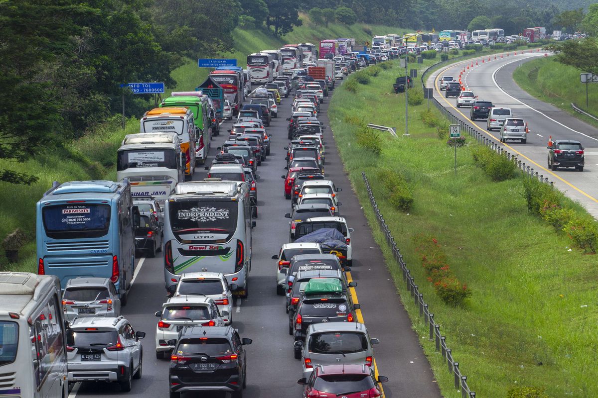 Sejumlah kendaraan memadati jalan tol Cipali, Purwakarta, Jawa Barat, Sabtu (30/4/2022). Pemerintah mencatat terdapat lonjakan pemudik di berbagai moda transportasi, salah satunya di jalan tol yang mencapai 6000 kendaraan per jam pada H-2 Lebaran.