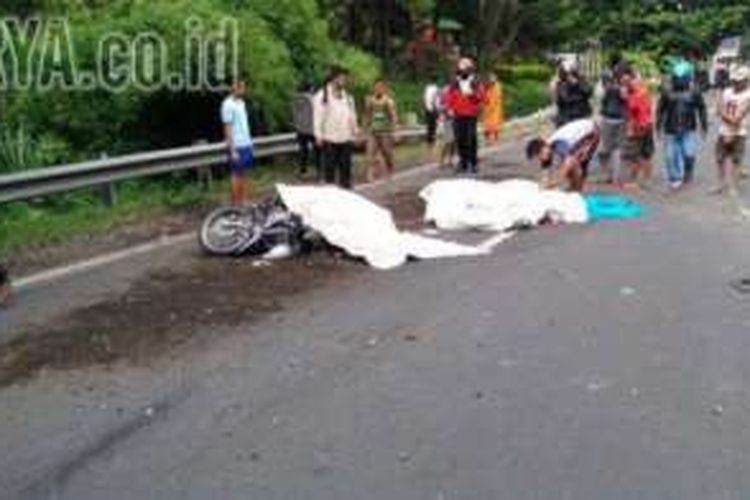 Kecelakaan maut yang melibatkan 15 kendaraan terjadi Jalan Raya Purwodadi-Malang, di depan SMA Advent Purwodadi, Jumat (13/1/2017).