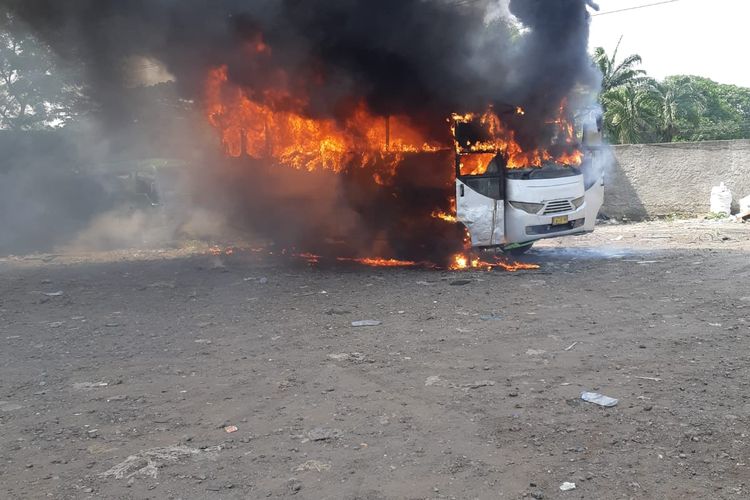 Satu unit bus milik sebuah jasa ekspedisi terbakar di sebuah area parkir di Jalan Dr Radjiman Widyodiningrat, Kelurahan Jatinegara, Kecamatan Cakung, Jakarta Timur, Jumat (13/1/2023).