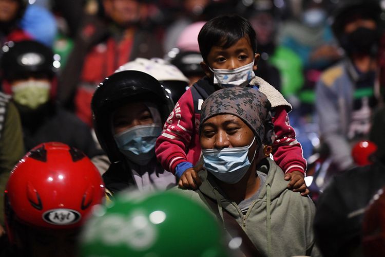 Pemudik sepeda motor terjebak kemacetan saat melintasi posko penyekatan mudik di Kedungwaringin, Kabupaten Bekasi, Jawa Barat, Senin (10/5/2021). Petugas gabungan memutar balikan ribuan pemudik yang melintasi pos penyekatan perbatasan Bekasi -Karawang, Jawa Barat. ANTARA FOTO/Wahyu Putro A/pras.