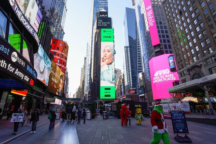 Wajah penyanyi Fatin Shidqia Lubis tampil di billboard Times Square, New York, Amerika Serikat. 