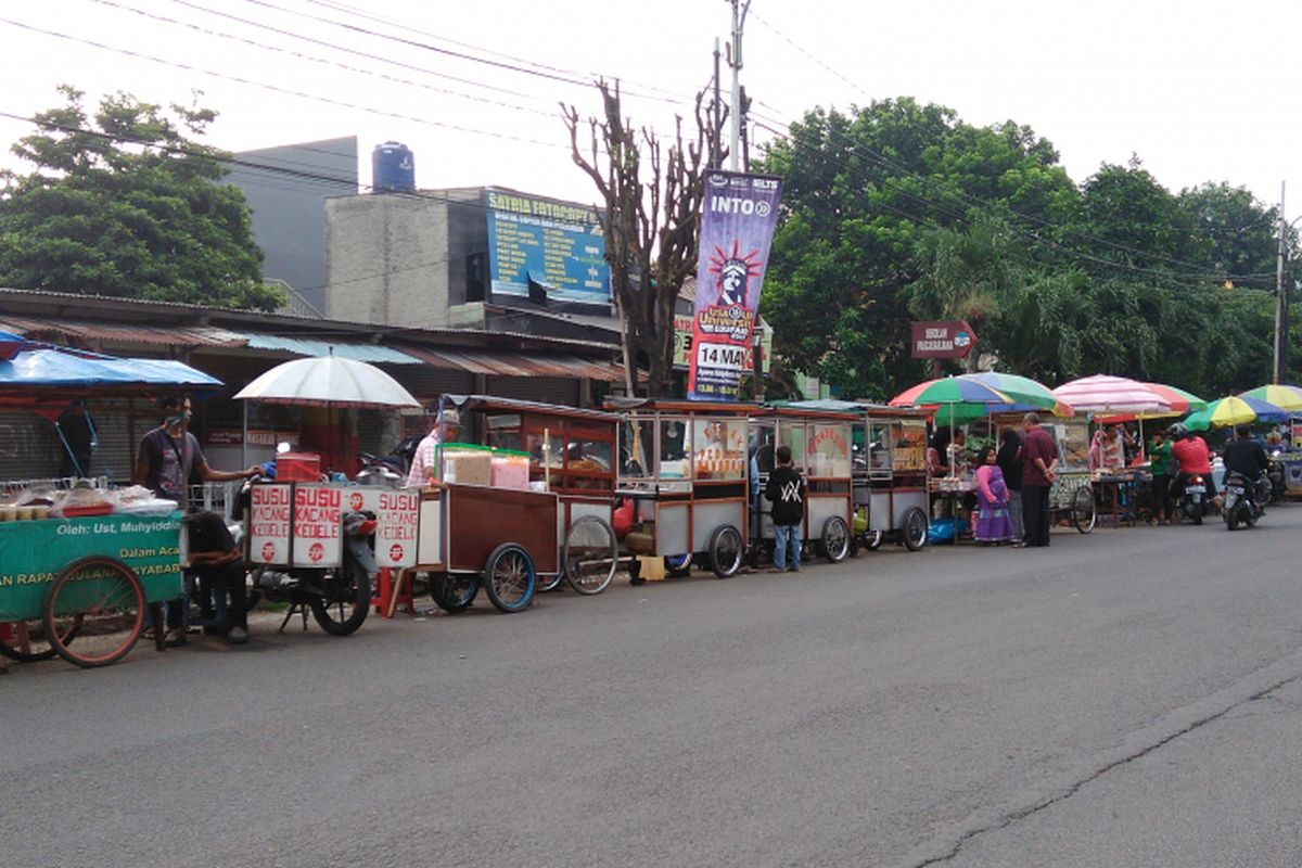 Deretan penjual manakan dan minuman di sekitar Kampus Universitas Islam Negeri (UIN) Jakarta, Minggu (4/6/2017).